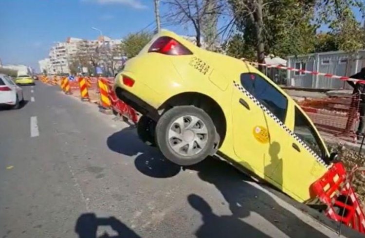 Un taxi a căzut în groapa făcută de muncitorii de la termoficare