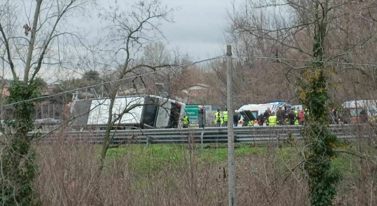 Un autocar cu 52 de români la bord s-a răsturnat în Italia