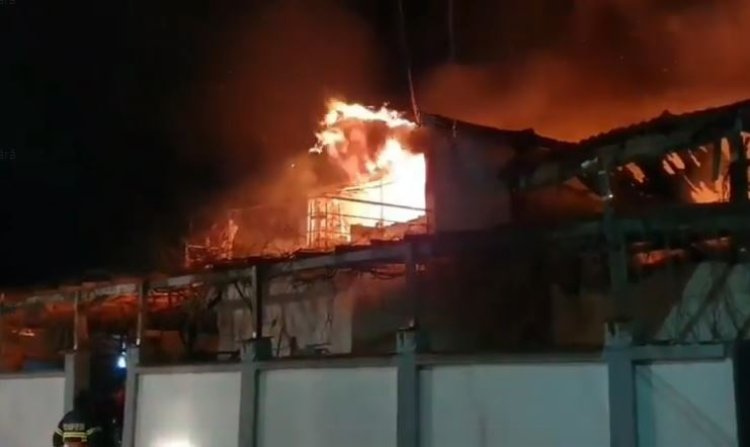 FOTO Incendiu izbucnit la mansarda unei locuințe din comuna Cumpăna