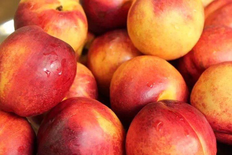 Nectarine importante din Turcia, retrase de la vânzare de ANPC