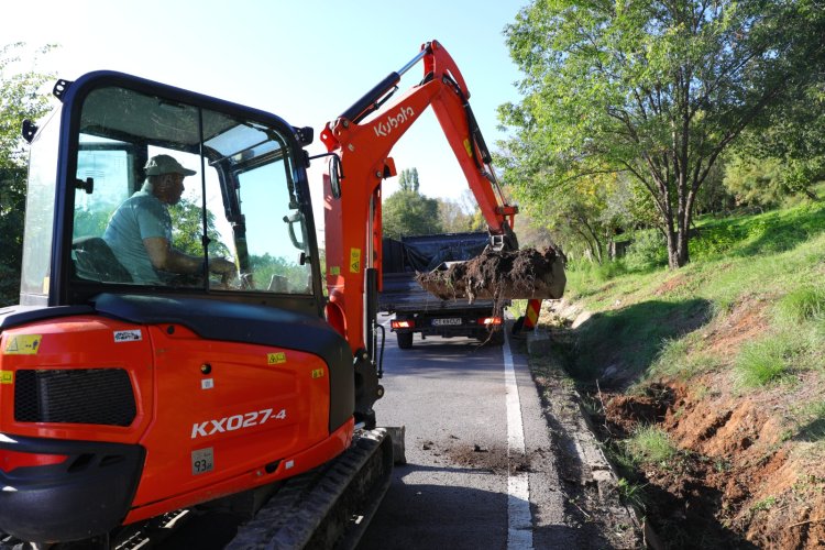 Se decolmatează rigolele din zonele cu risc la inundații din municipiul Constanța